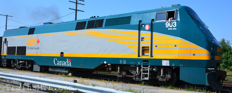 Locomotive VIA903 right side / coté droit